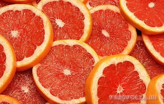 В 100 г сочной мякоти грейпфрута содержится не более 36 ккал