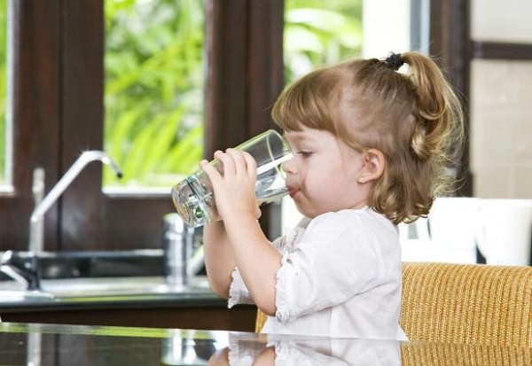 как правильно пить воду в течение дня малышева