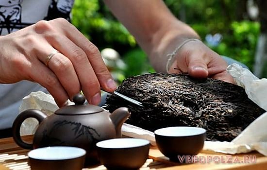 Пуэр - это темный чай, настоящая гордость Китая. Он встречается в рассыпном и спрессованном виде