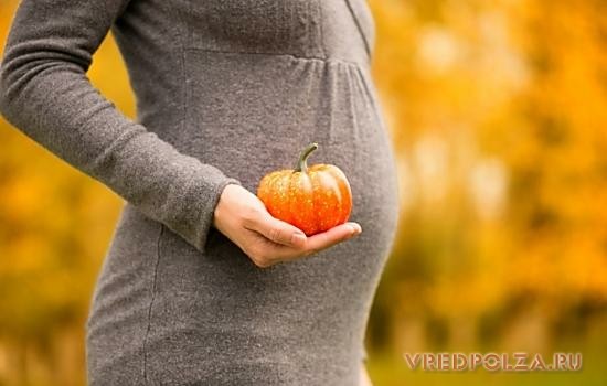При беременности и грудном вскармливании семена тыквы употреблять можно – они избавляют от отеков, анемии и увеличивают выработку грудного молока
