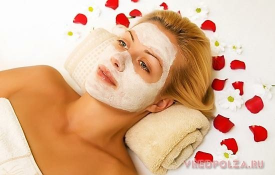 Полезные маски для лица на основе чистотела обладают омолаживающим, питательным действием, тонизируют кожу и очищают клетки эпидермиса