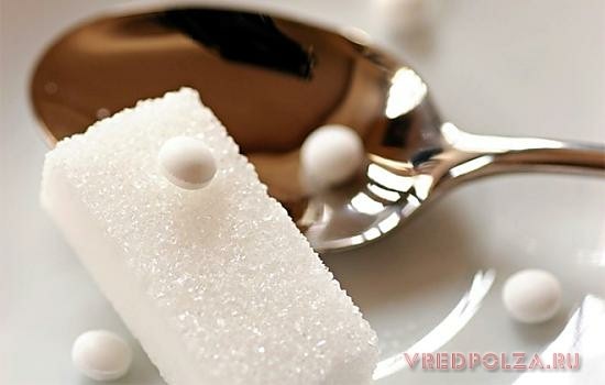 Аспартам в 200 раз слаще сахара, но отличается от него весьма низкой калорийностью