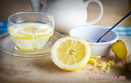 Похудеть с помощью кипяченой воды можно, если добавлять несколько капель лимонного сока и принимать её не менее 8 стаканов в день