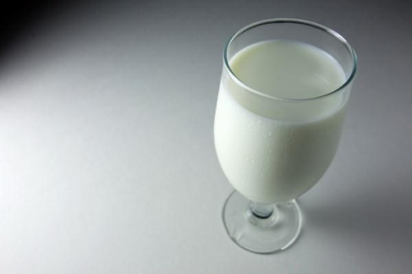 Что полезней пить на ночь- кефир или молоко?