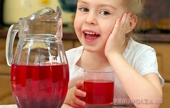 Можно употреблять соки из клюквы детям после 3 лет – они повышают иммунитет и являются профилактическим средством от простуды