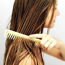 Распределите масло с помощью расчёски по всей длине волос