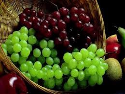 Наиболее полезным принято считать красные сорта винограда.