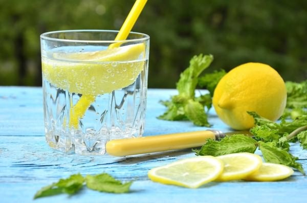 Что еще можно добавить к лимонной воде?