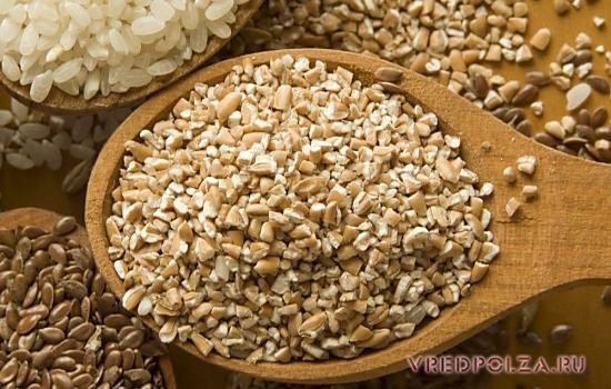Противопоказана пшеничная каша в послеоперационном периоде, детям до 3 лет и при индивидуальной непереносимости глютеновых злаковых